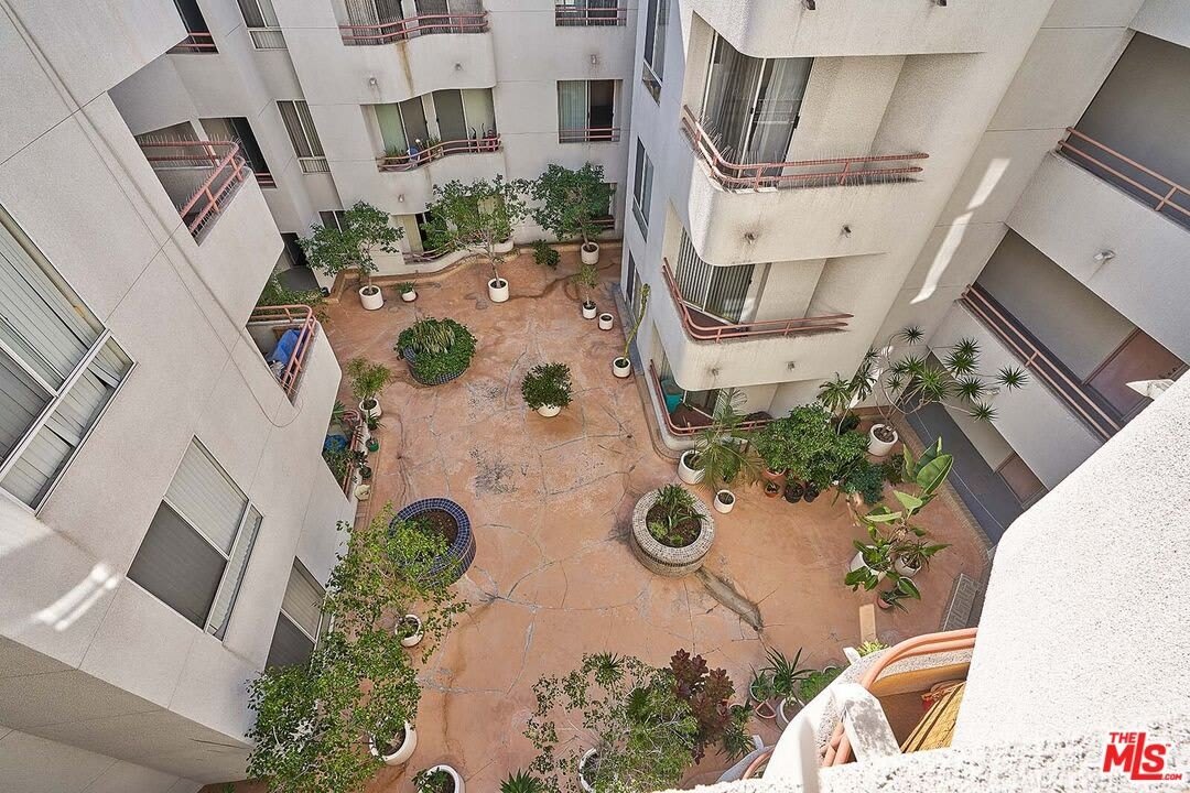 500 S Berendo St – photo 3