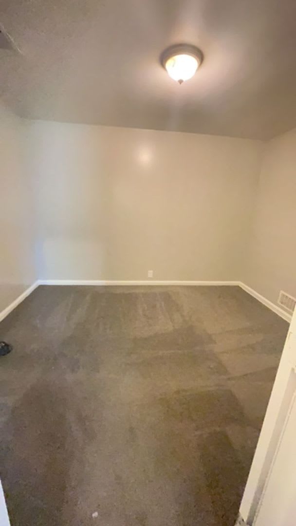 Spacious 2 Bedroom Home! Garage! Fenced in Backyard! Available Now! – photo 3