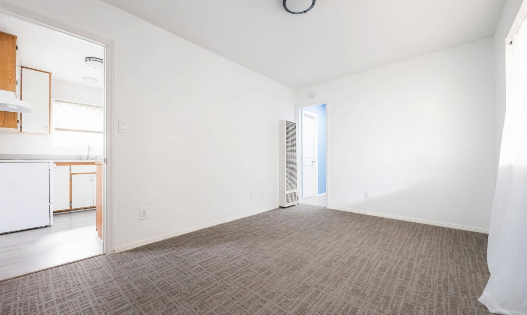 Beautiful Detached 1 Bedroom Home in Lakeside! – photo 2