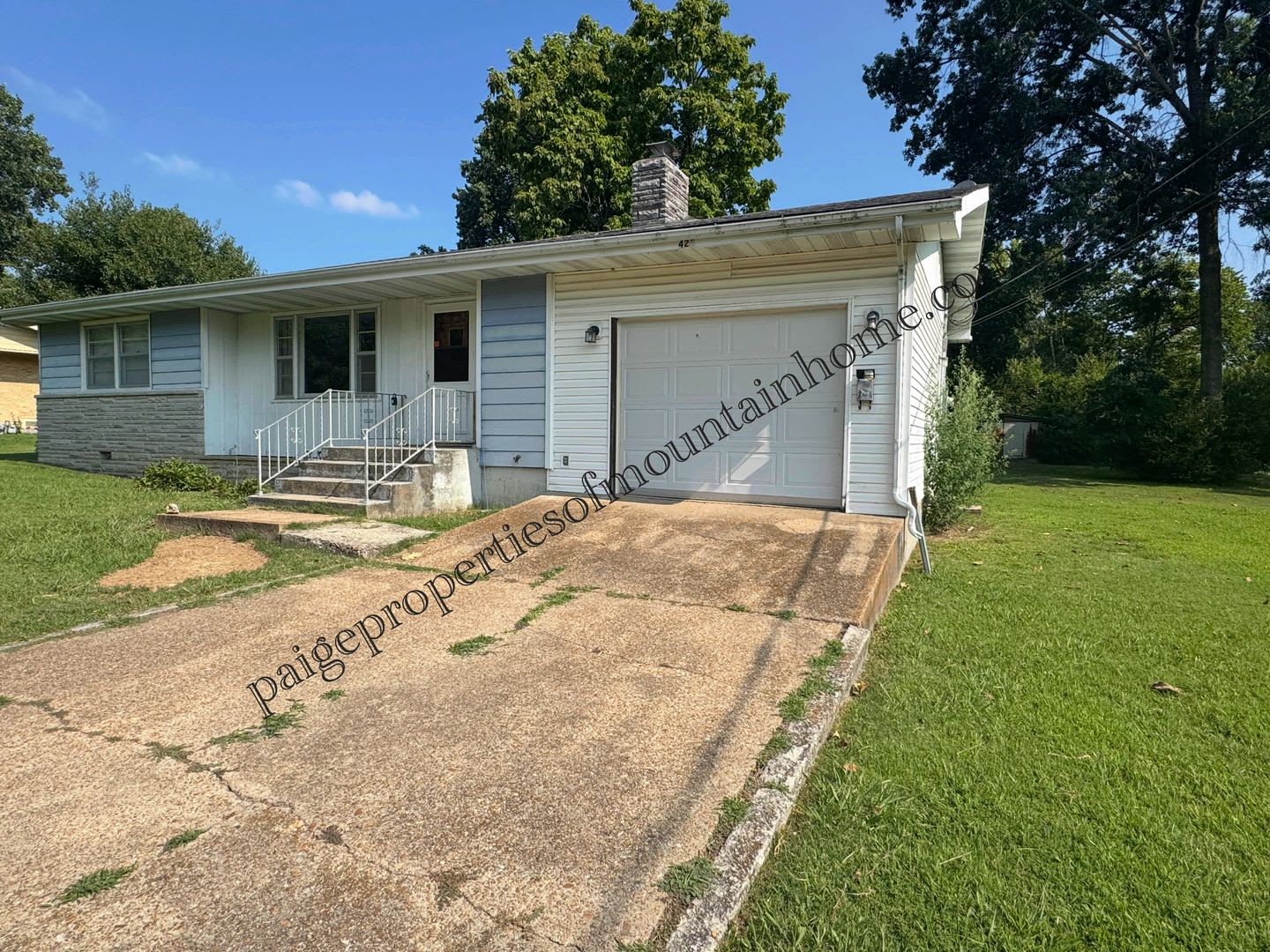Charming 2-Bedroom Home with Large Yard & Garage – photo 2