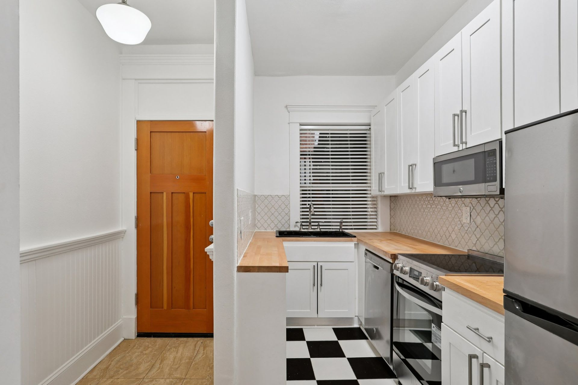 Center View – photo 1