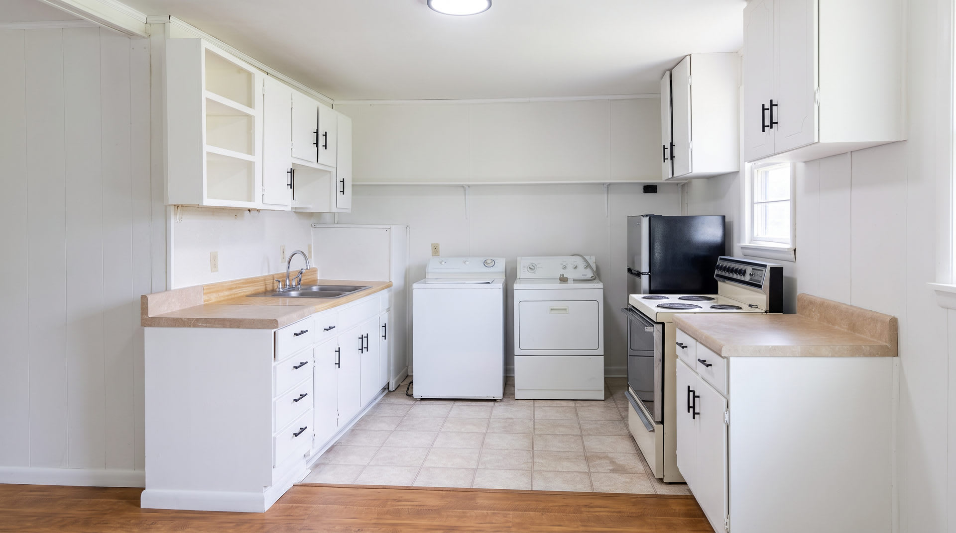Spacious 1-Bedroom Apartment in Lenoir – $1,000/Month – photo 4