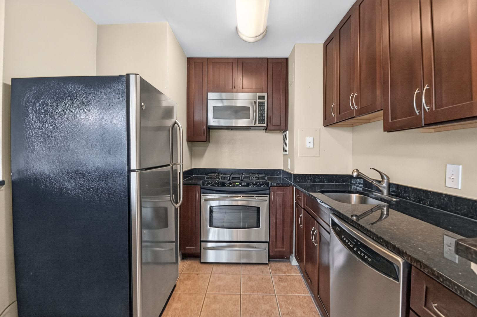 Light-filled 1Bd/1Bth in West End Condos in Alexandria! – photo 3
