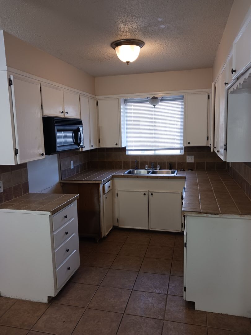 Welcome Home to Comfortable Living in Sherwood Terrace Addition AVAILABLE NOW! – photo 3