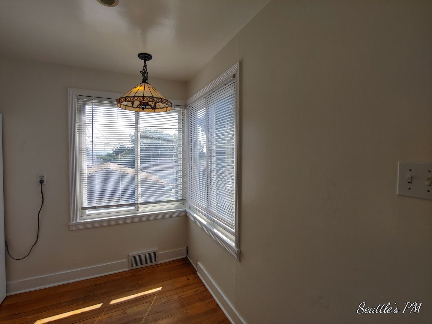 Charming 2 Bedroom Home In West Seattle Off Street Parking Large Outdoor Space – photo 3