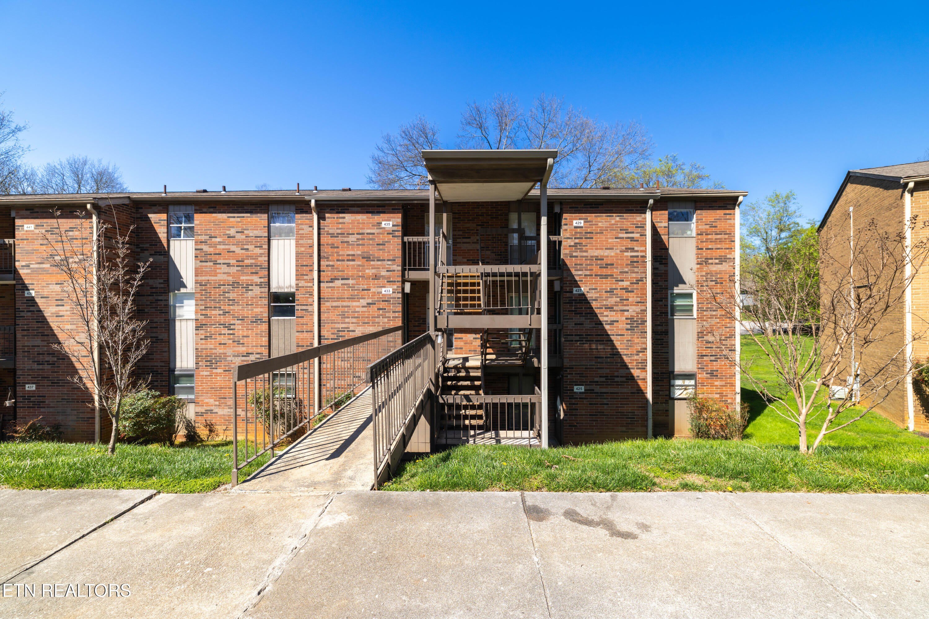 431 Canberra Drive – photo 2