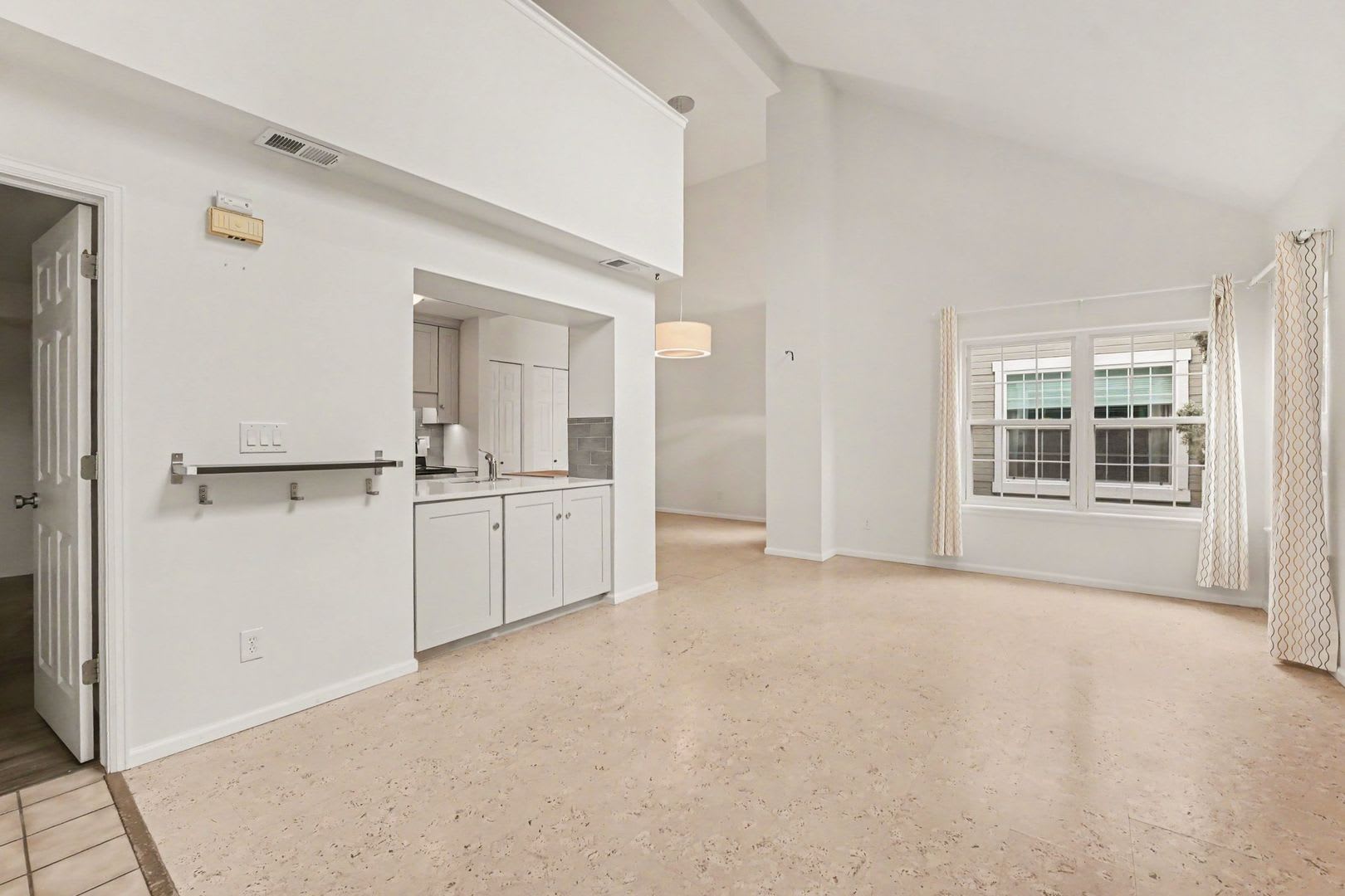 Bright Top-Floor 2 Bed, 2 Bath Condo with Loft & Vaulted Ceilings – photo 5