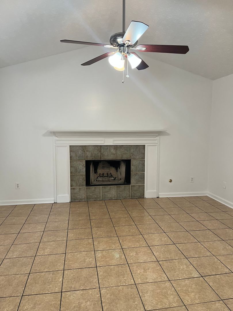 4 Bedroom / 2 Bathroom House – photo 3