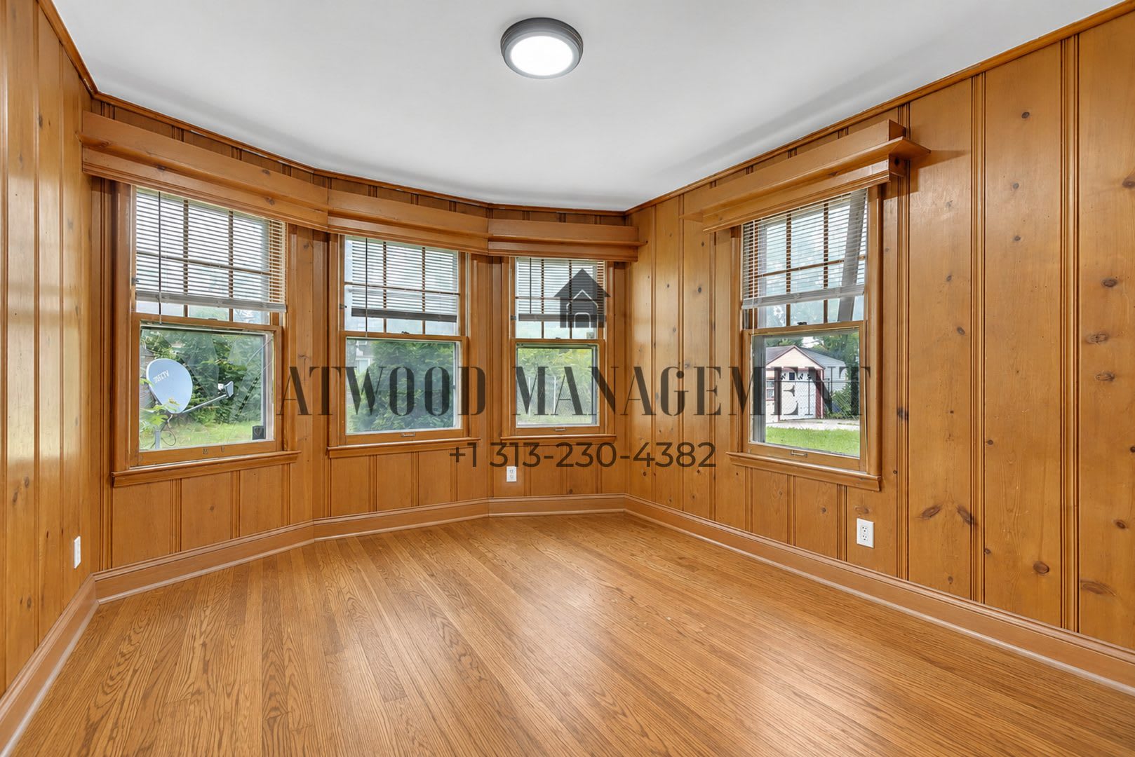 This beautifully updated 3-bedroom, 2-bath single-family home is ready for move-in! – photo 3