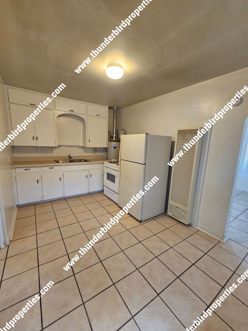 Cute 1 Bedroom, 1 Bathroom with walk in closet and on site parking. Near CNM and UNM. – photo 2
