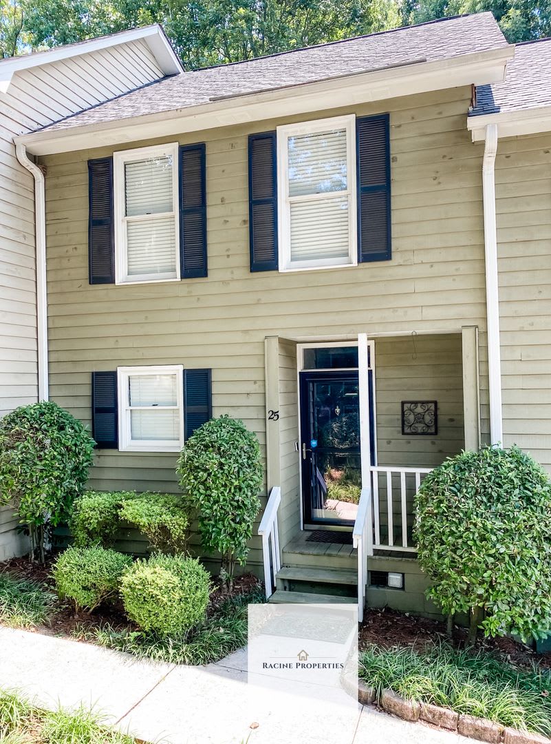 Spacious Townhouse In Desirable Greenville Location – photo 1