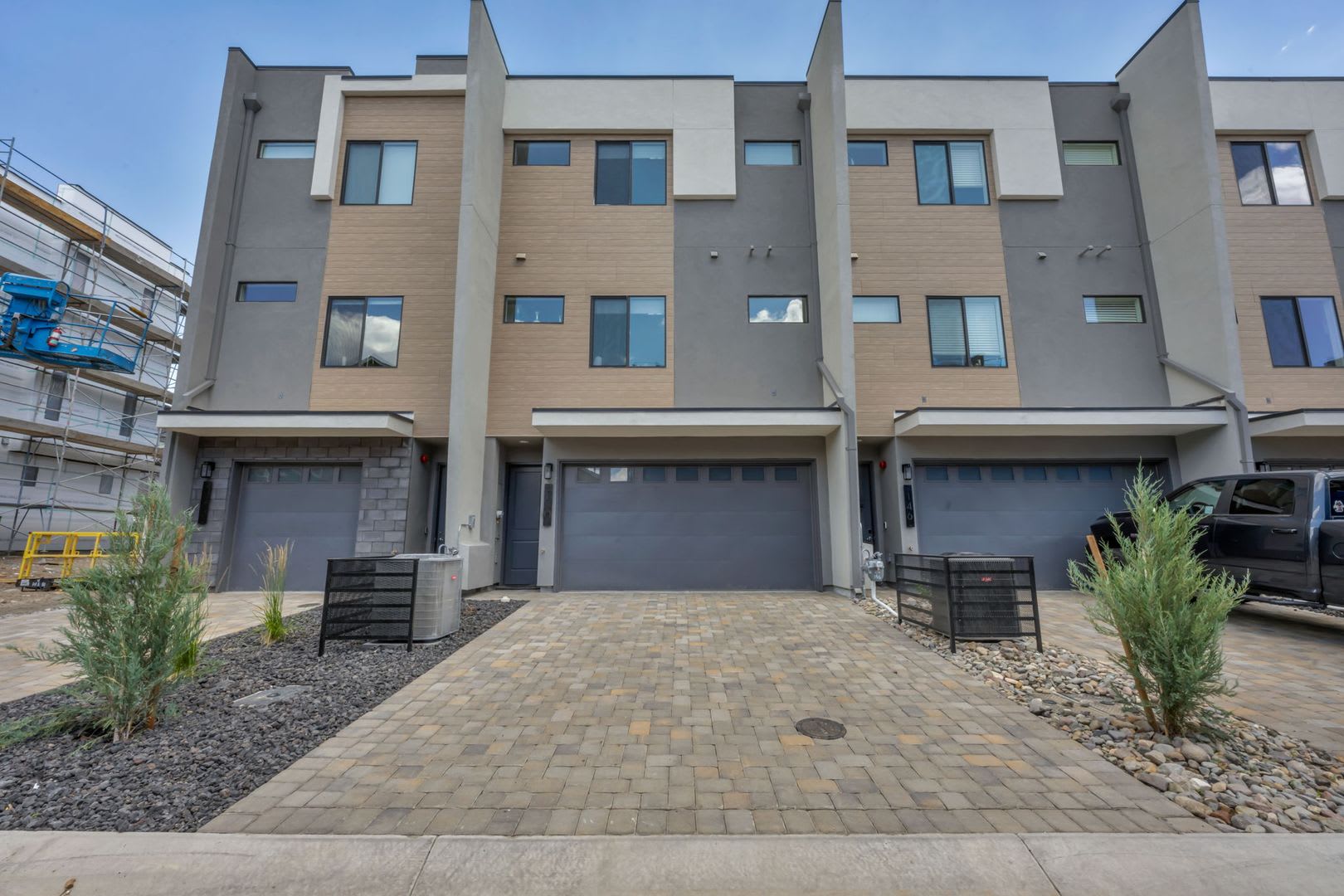 MODERN LUXURY NEAR TRUCKEE RIVER – photo 2