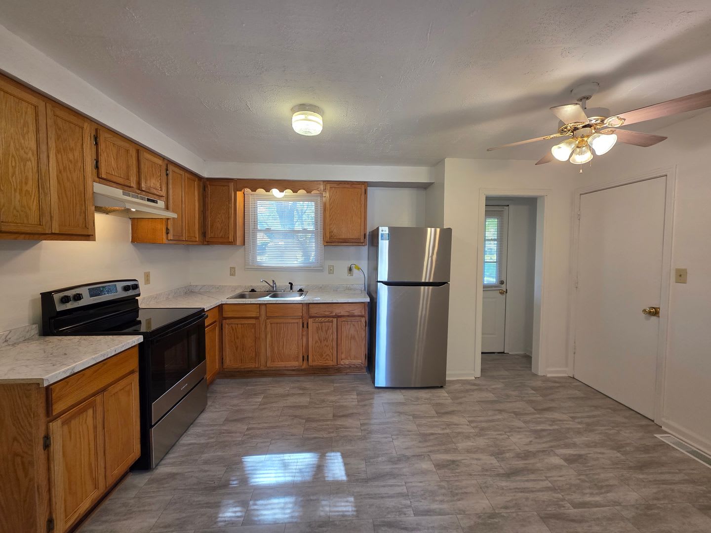 Charming 3-Bedroom Home with Spacious Backyard & Modern Amenities – photo 4