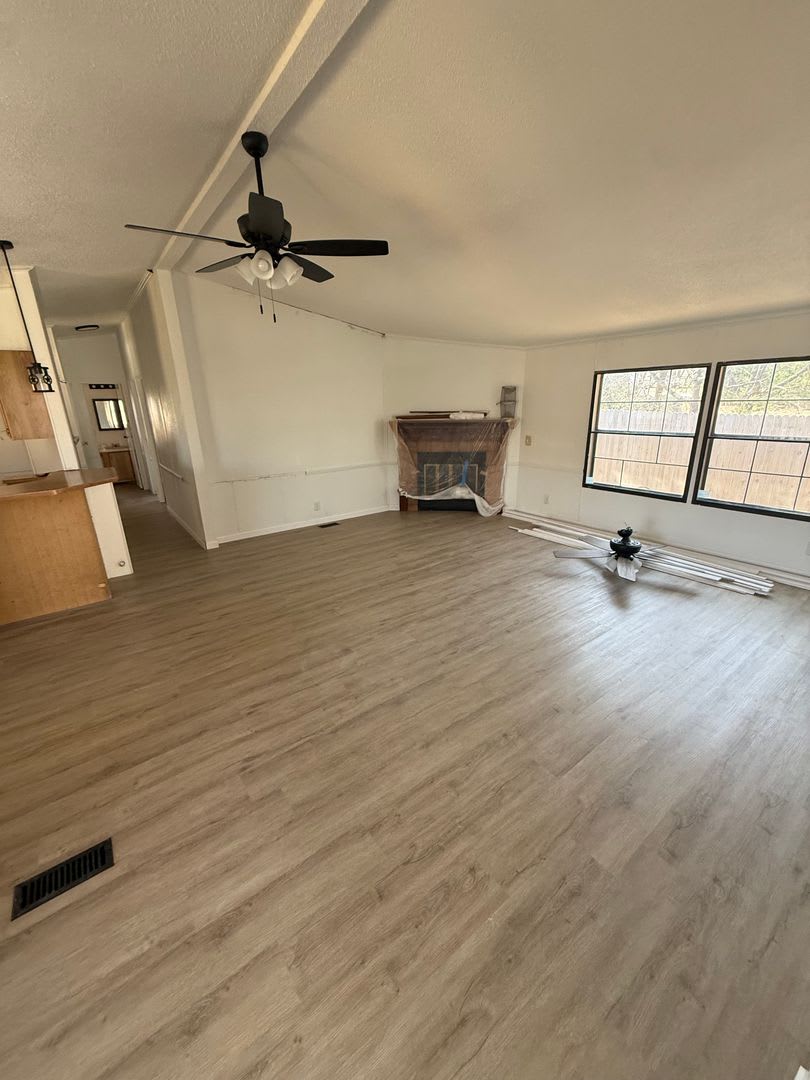 MOVE IN SPECIAL $800 OFF 1ST FULL MONTHS RENT!!! Gated area 3/2 Granbury – photo 3
