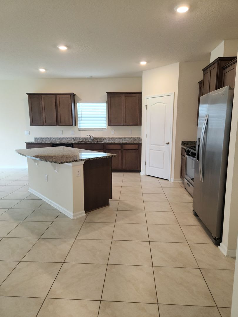 Perfect Location And Practically New – photo 4