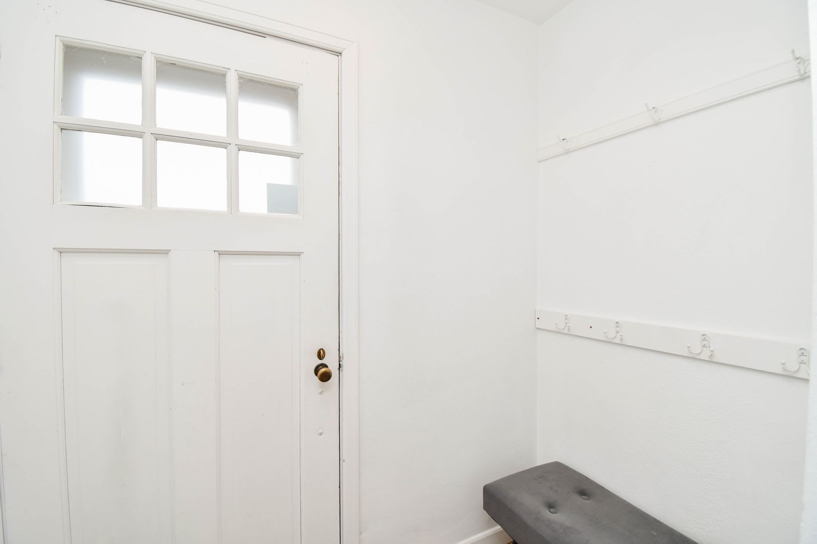 Stylish Furnished Duplex with Modern Finishes and Garage! Short-Term Available! – photo 2