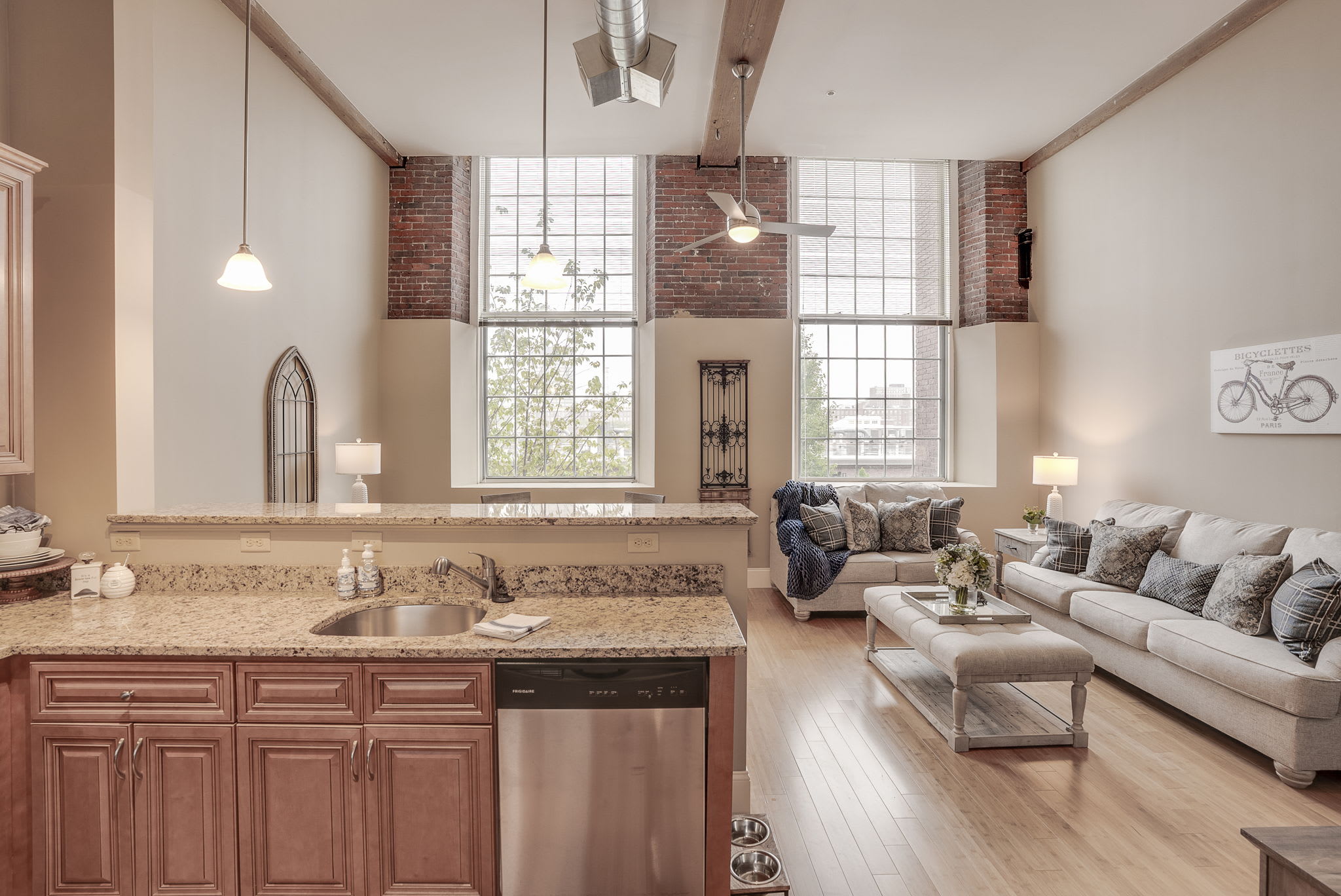 Red Oak At 409 Elm Street – photo 1