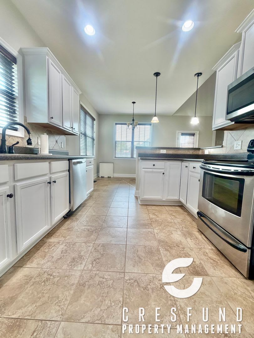 Spacious 3Br 2.5 Bath with Bonus room Fenced in yard – photo 3