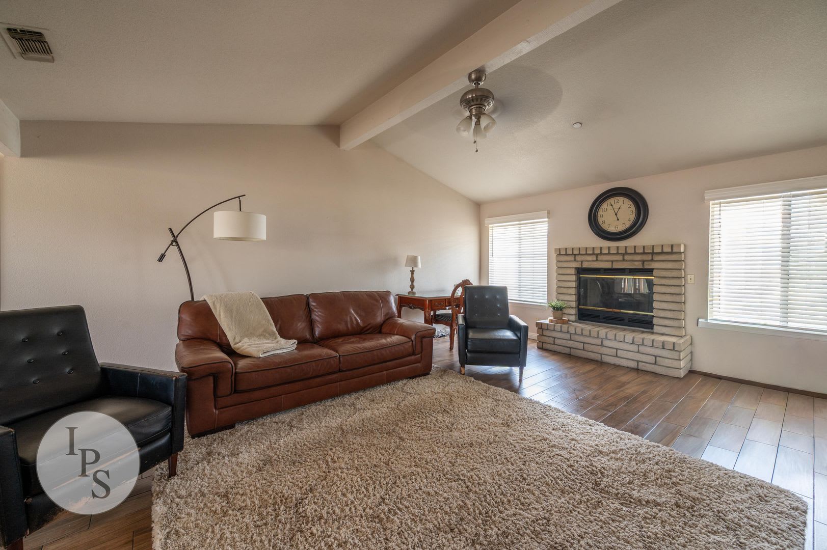 Charming Gated 2-Bed Condo with Attached 2-Car Garage & Water/Garbage Included in Prime Fresno Location – photo 3