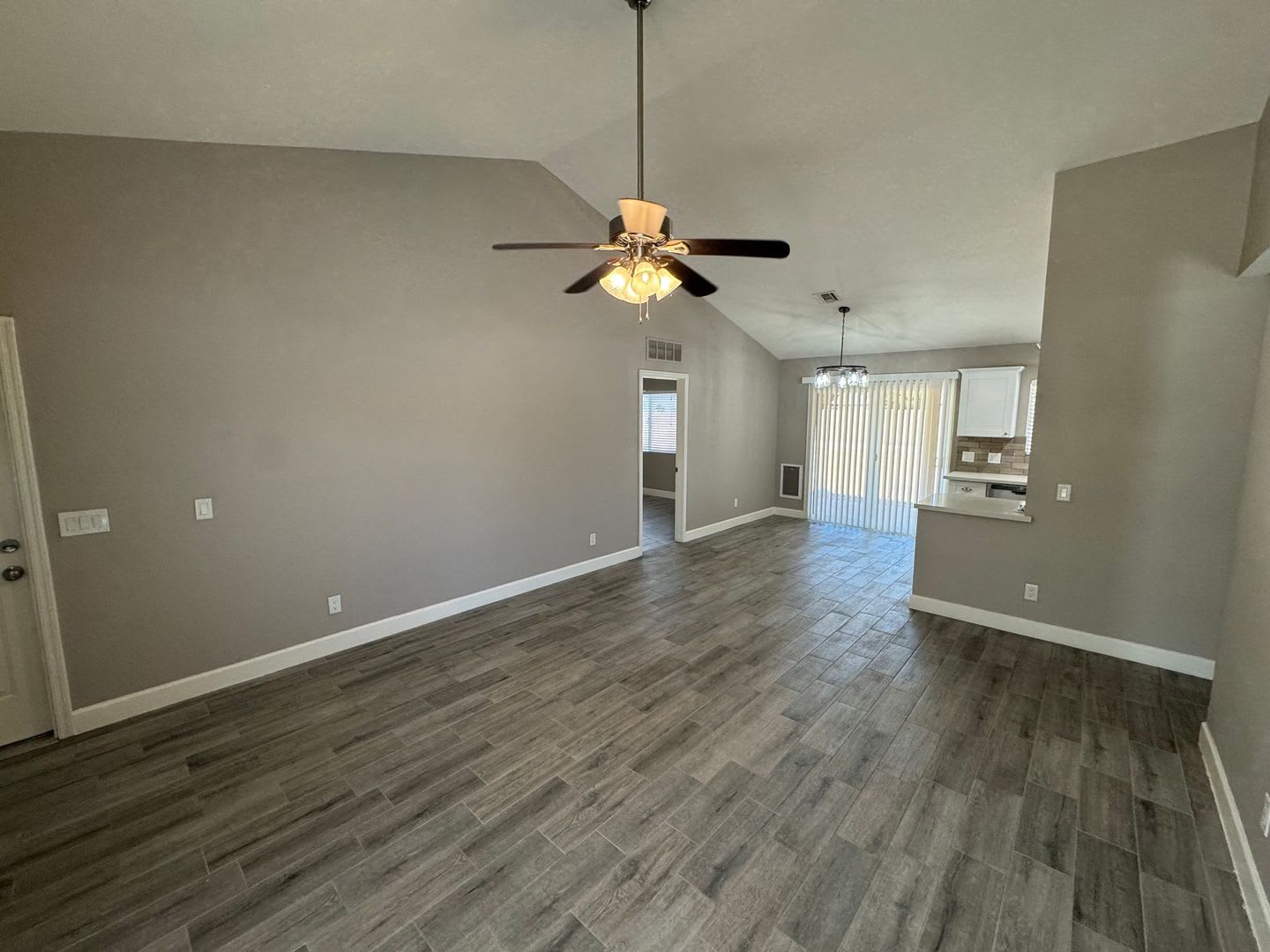 Stunning 3-bedroom, 2-bathroom home located in the highly sought-after city of Chandler, AZ. – photo 4