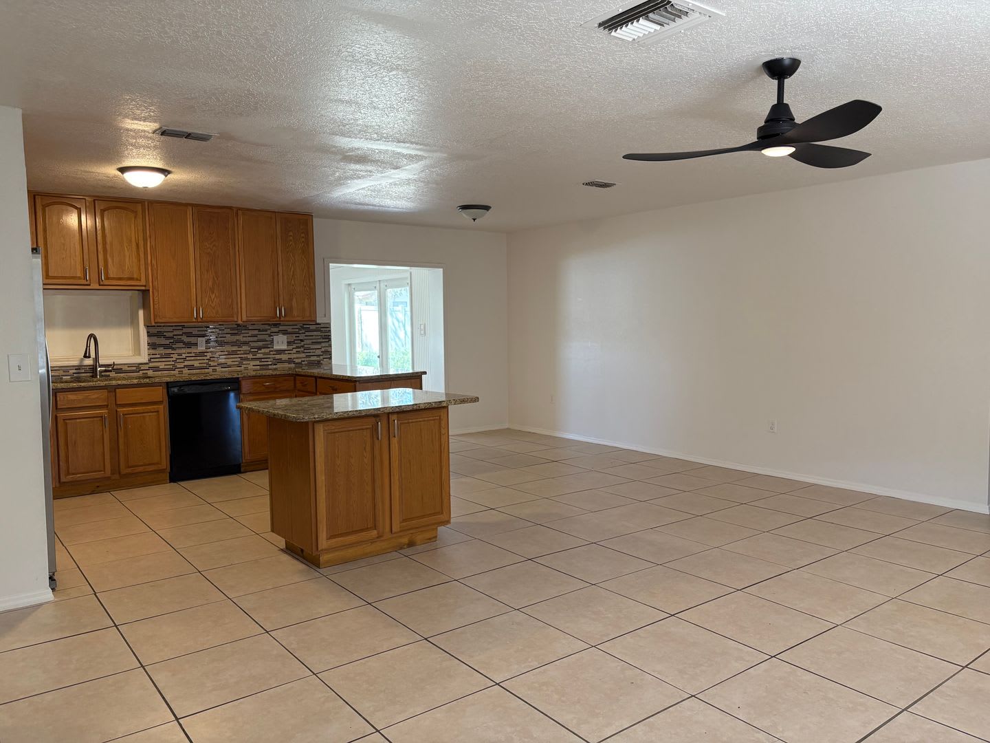 Newly Renovated 4 Bedroom 2 Bathroom – photo 4