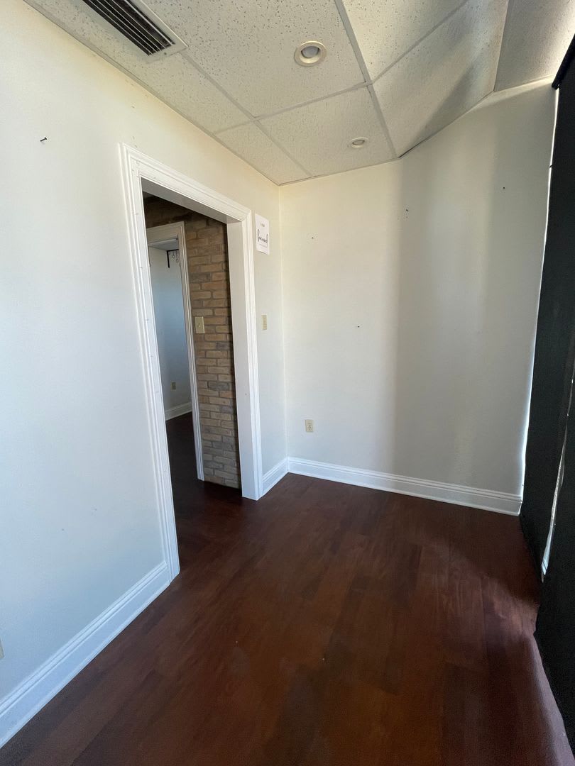 Gorgeous Commercial Unit off of North Market! – photo 3