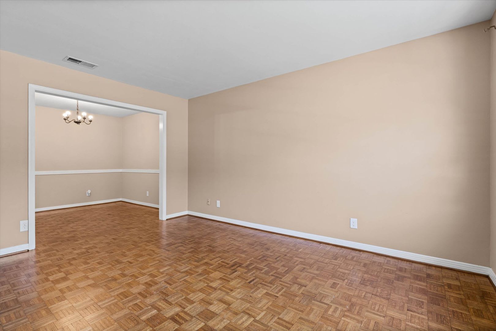 Three bedroom home close to USA with a garage – photo 3