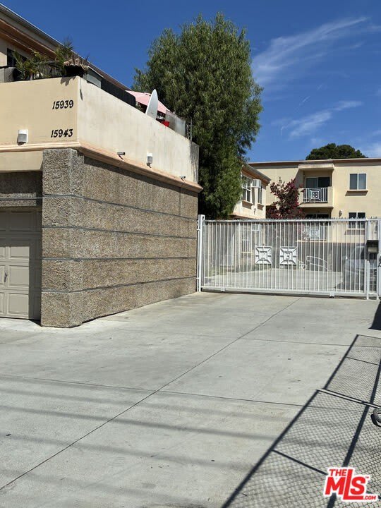 15943 Victory Blvd – photo 3