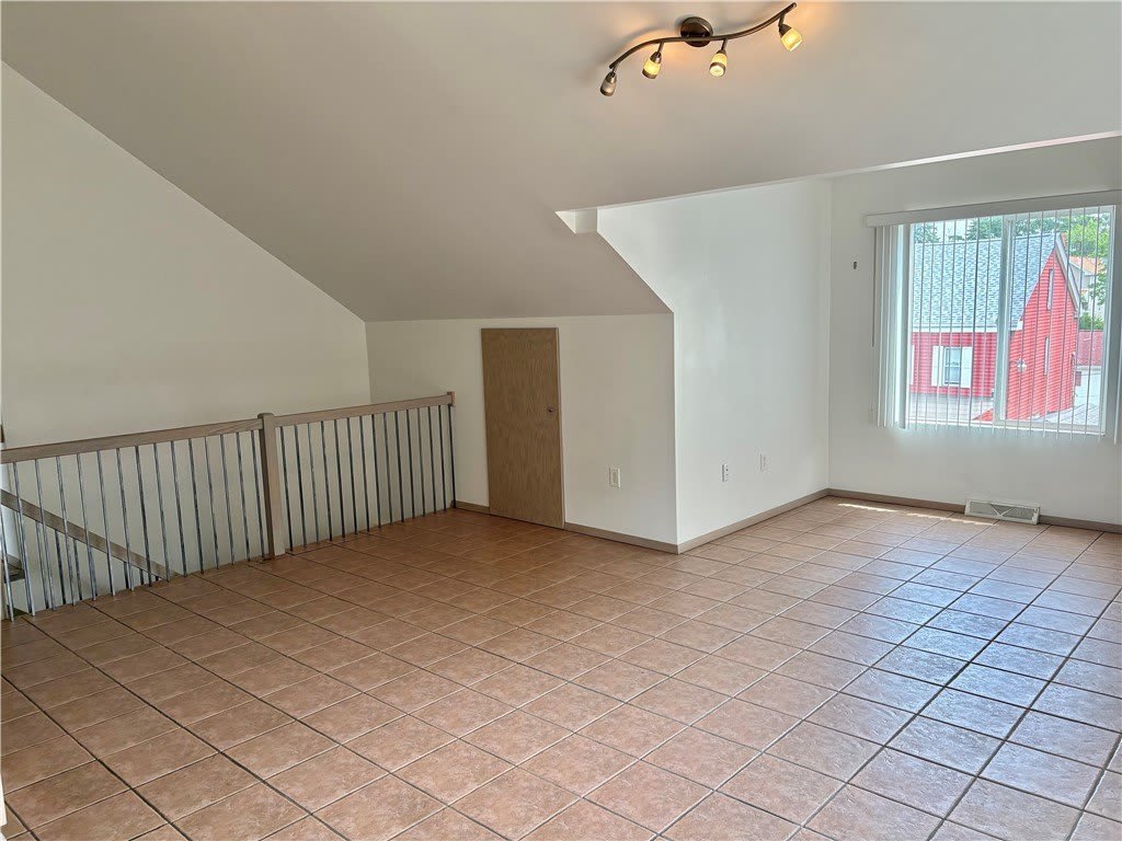 225 Tasso St – photo 5