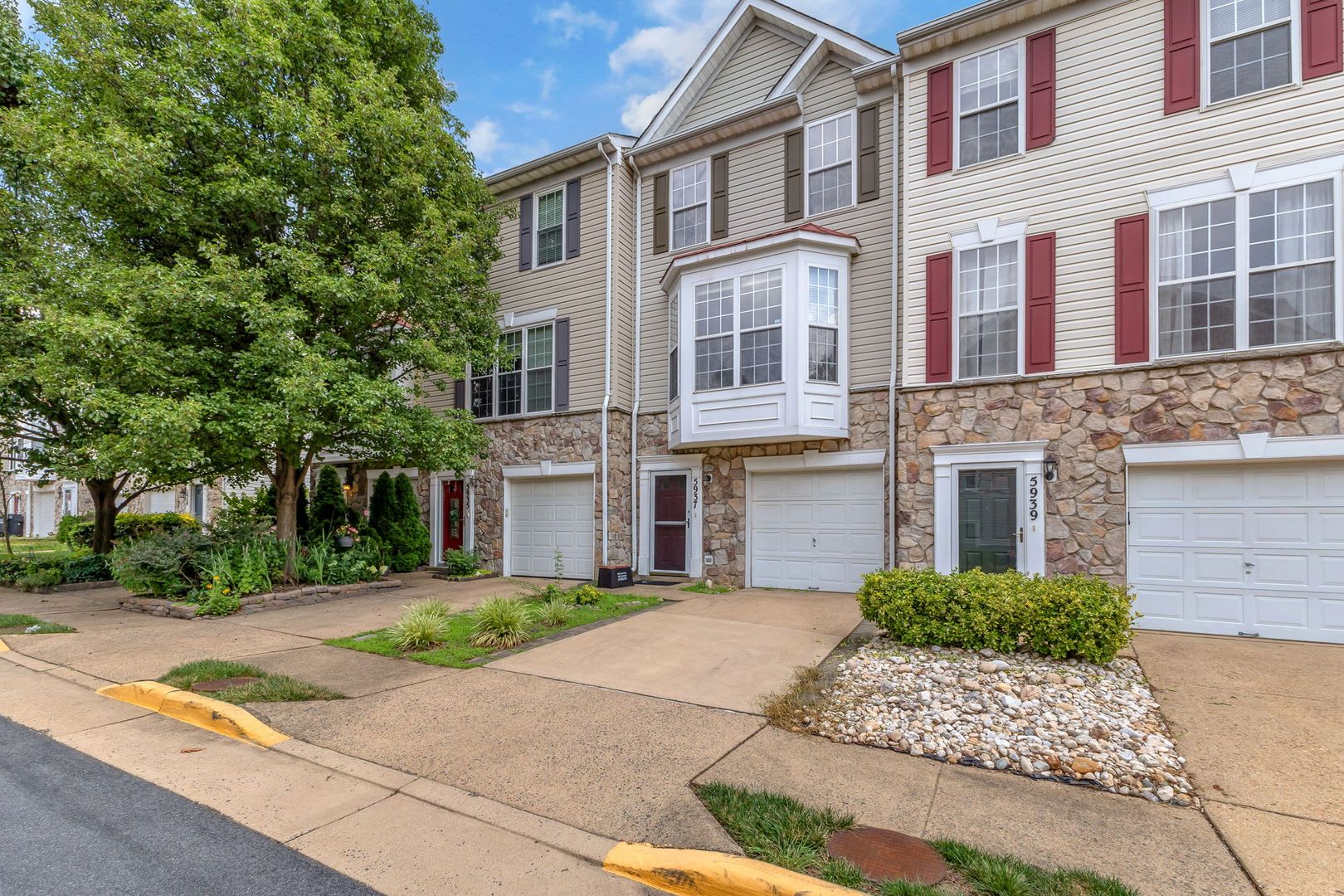 Dream Townhome In Kingstowne Updated Elegance With Flexible Living Space – photo 3