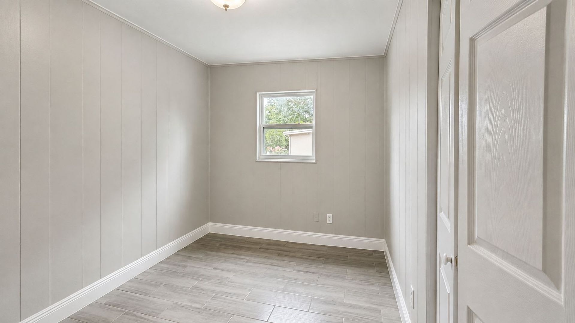 Updated 3 Bedroom Home with Bonus Florida Room, Workshop & Fenced Yard – photo 5