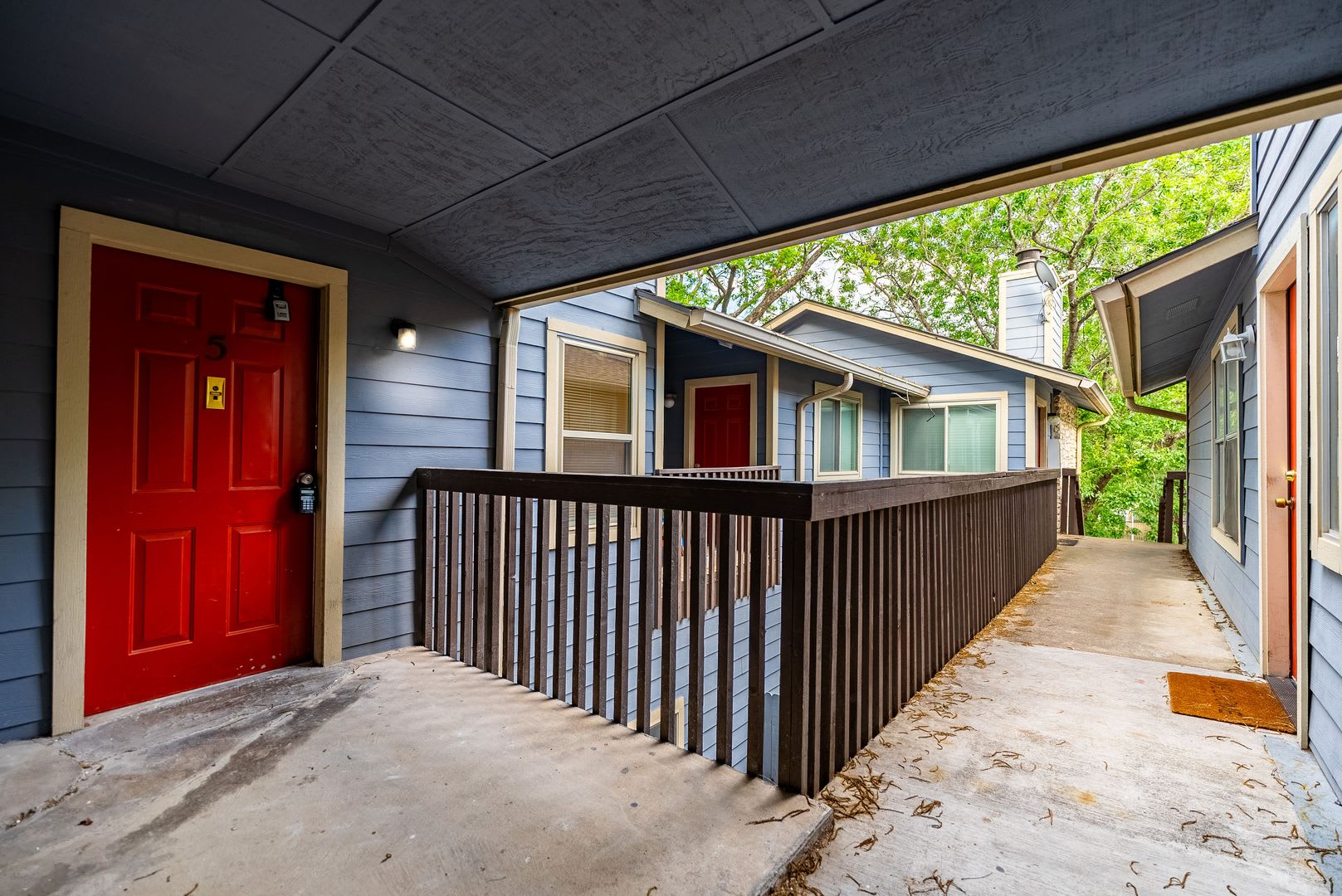 Beautiful 2 Bedrooms, 1.5 BathroomS home in Gateway Condominiums!!! – photo 2