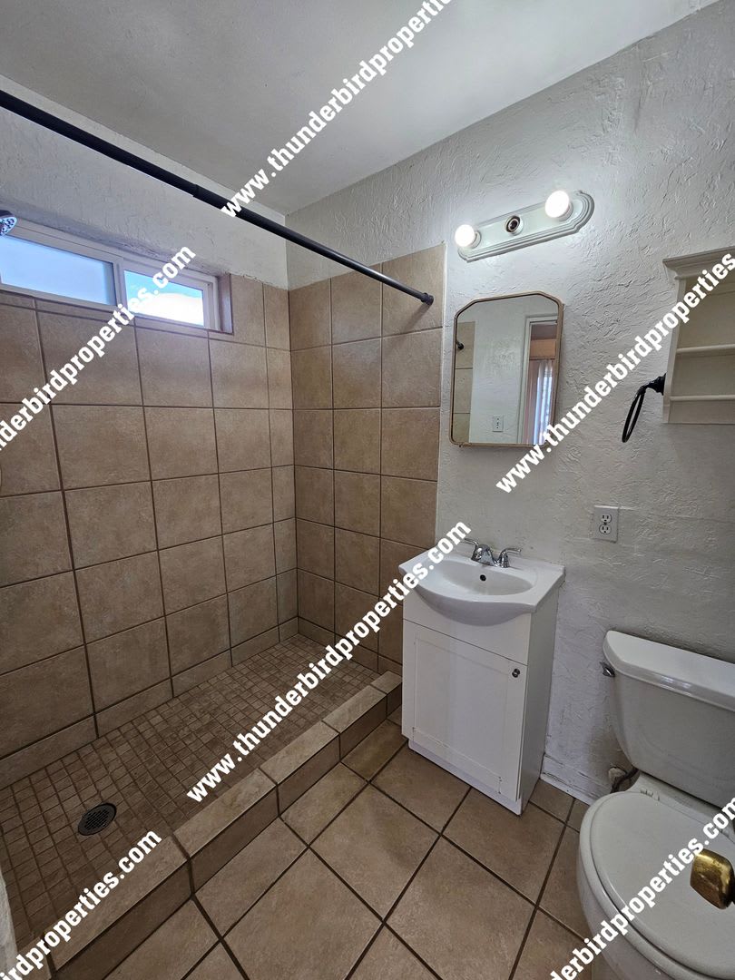 Cute 1 Bedroom, 1 Bathroom with walk in closet and on site parking. Near CNM and UNM. – photo 5