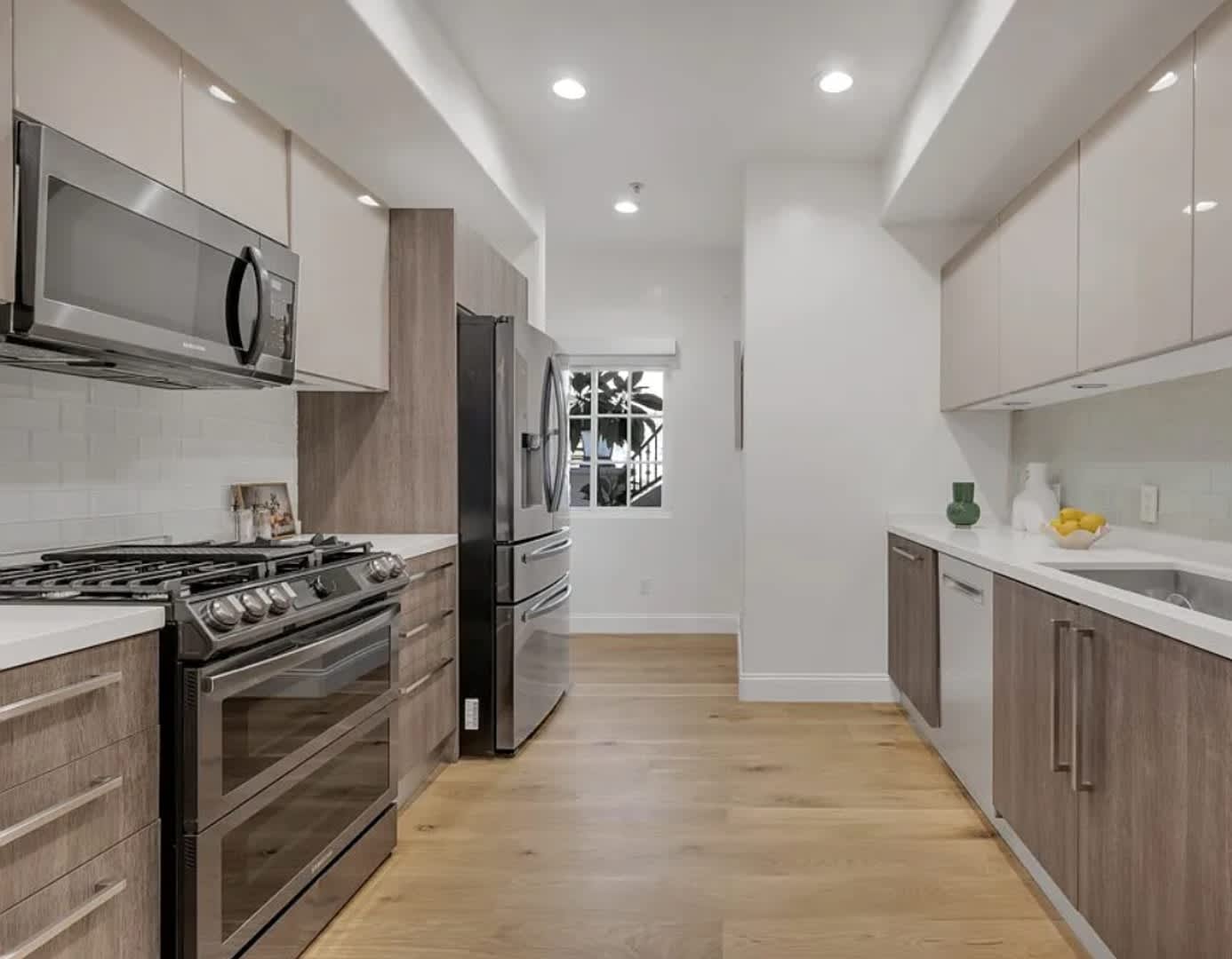 Hidden-Gem Townhouse in WeHo: 2 Bed/2.5 Bath, Private Entrance + Patios, 2 Parking, Norma Triangle – photo 4