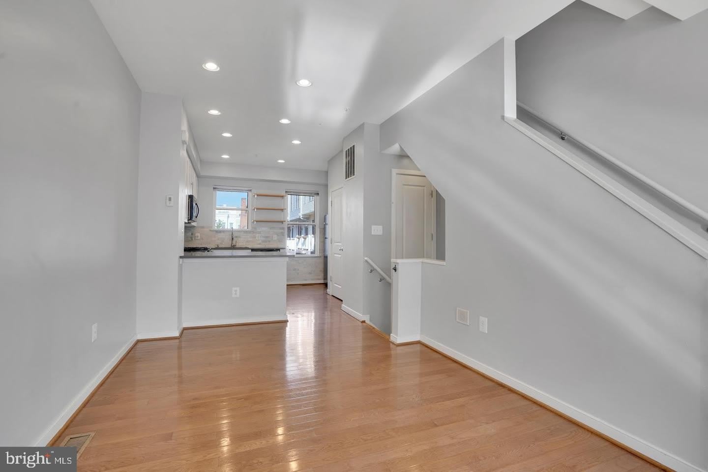 909 5TH Street SE – photo 5