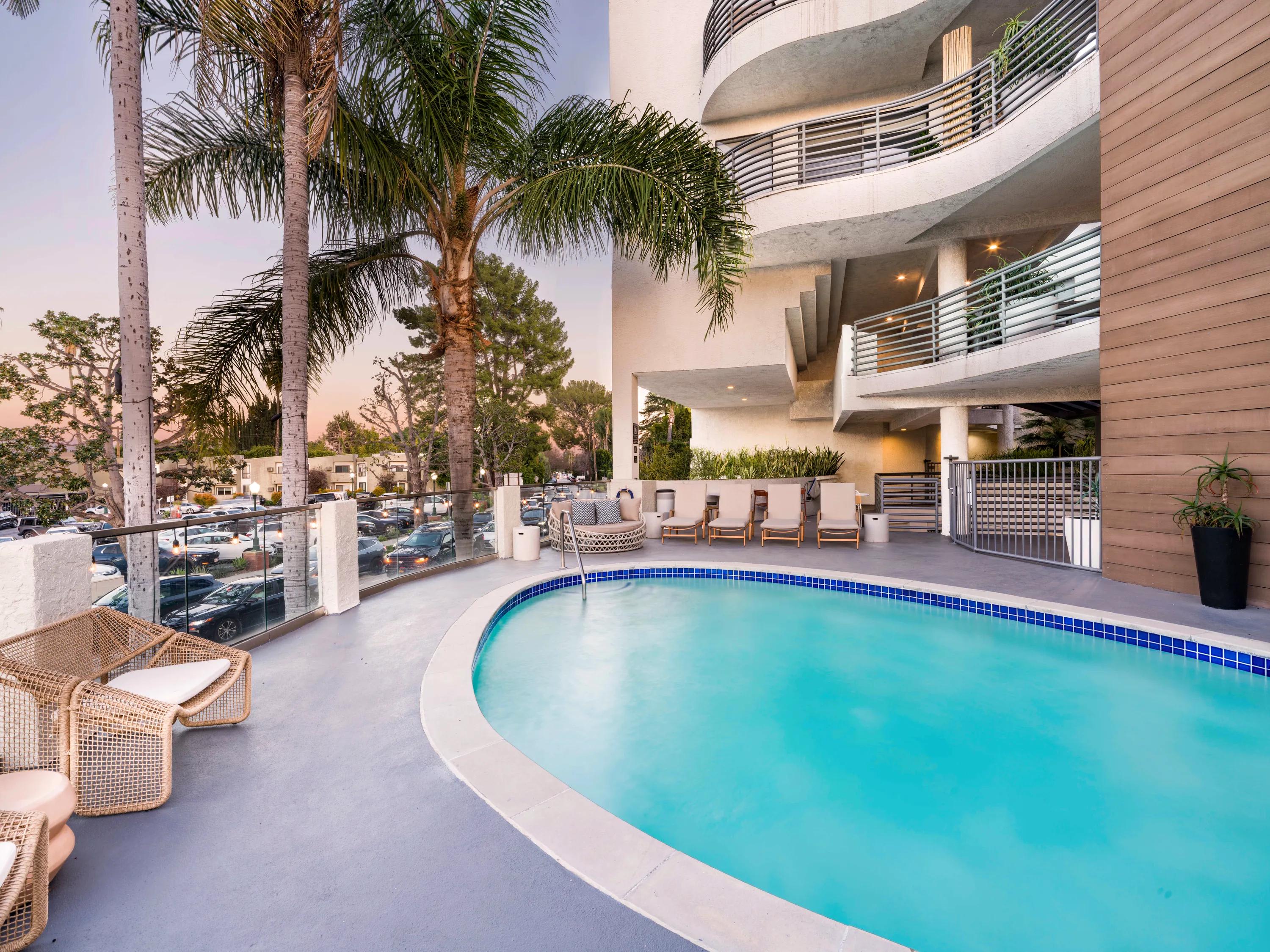 Alister Sherman Oaks – photo 1