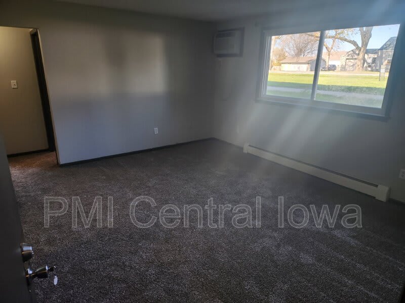 450 Laurel St – photo 3