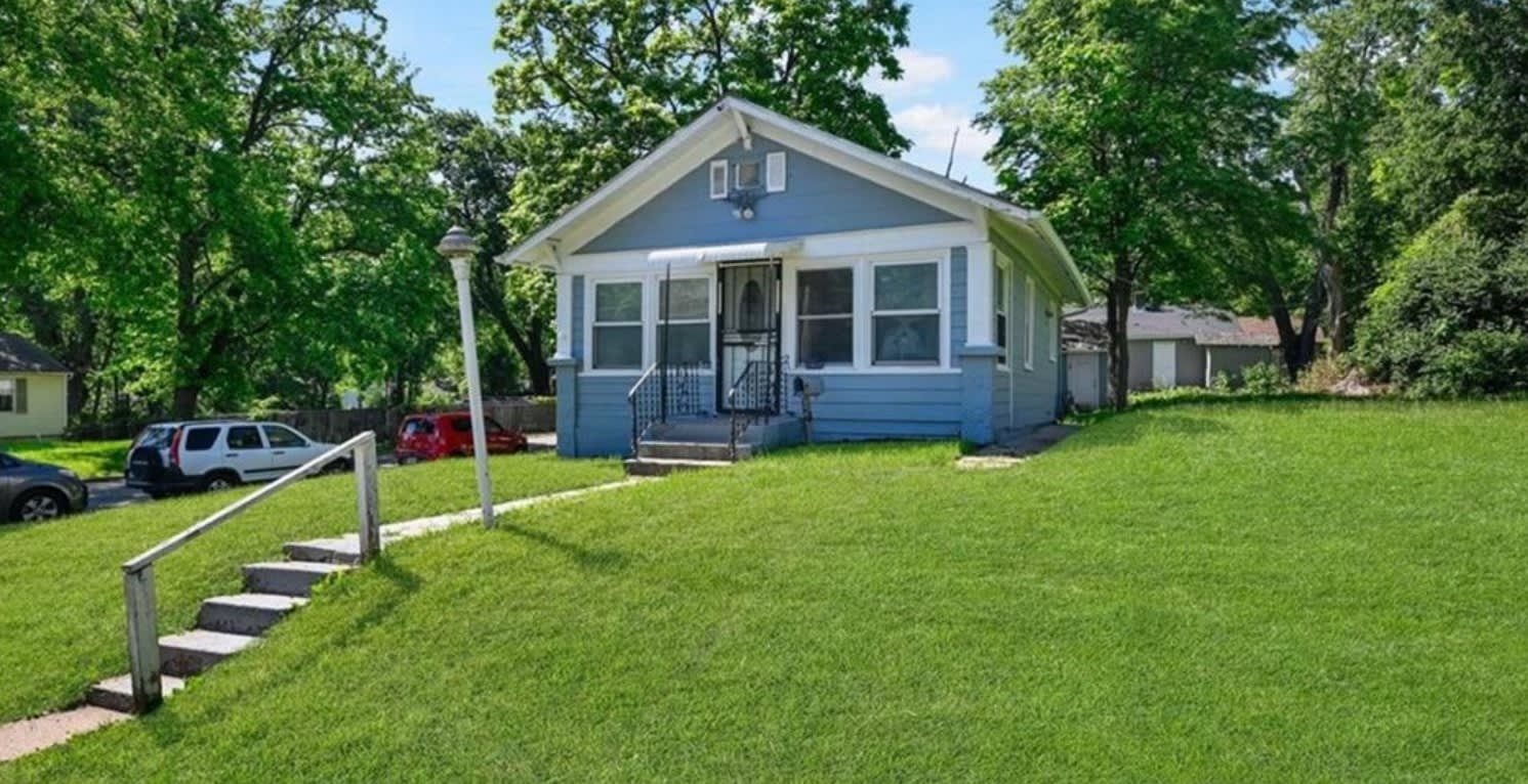 2917 East 61St Street – photo 1