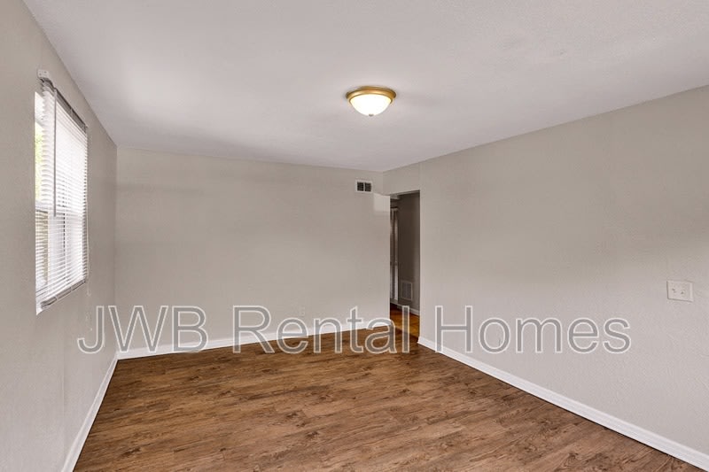 2262 Kingston St – photo 4