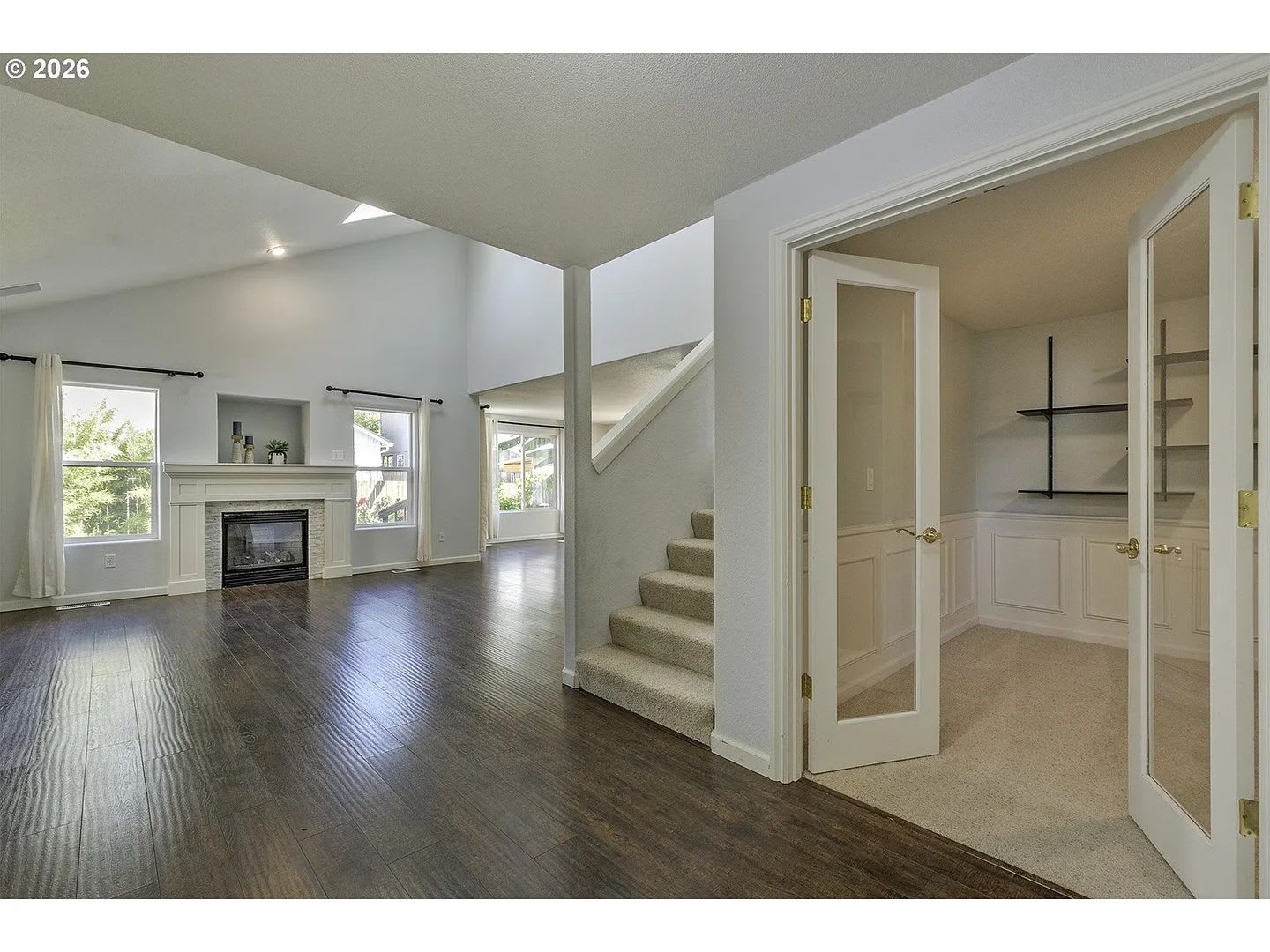 Spacious Hillsboro 3 Bedroom Home with Vaulted Ceilings, Office, Open Kitchen & 2-Car Garage – photo 3