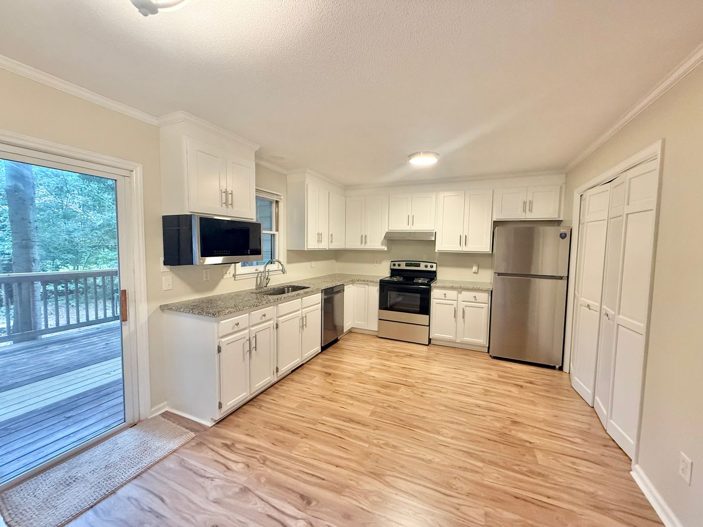 Newly Remodeled 2Bd 2 5Ba North Raleigh Townhome In A Prime Location Near Interstates North Hills And Crabtree Valley Mall – photo 4
