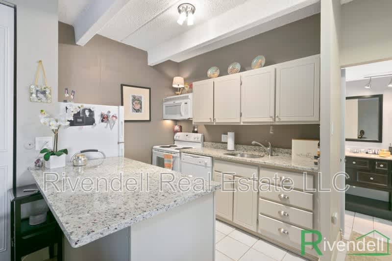 130 N Pearl St #1605 – photo 2