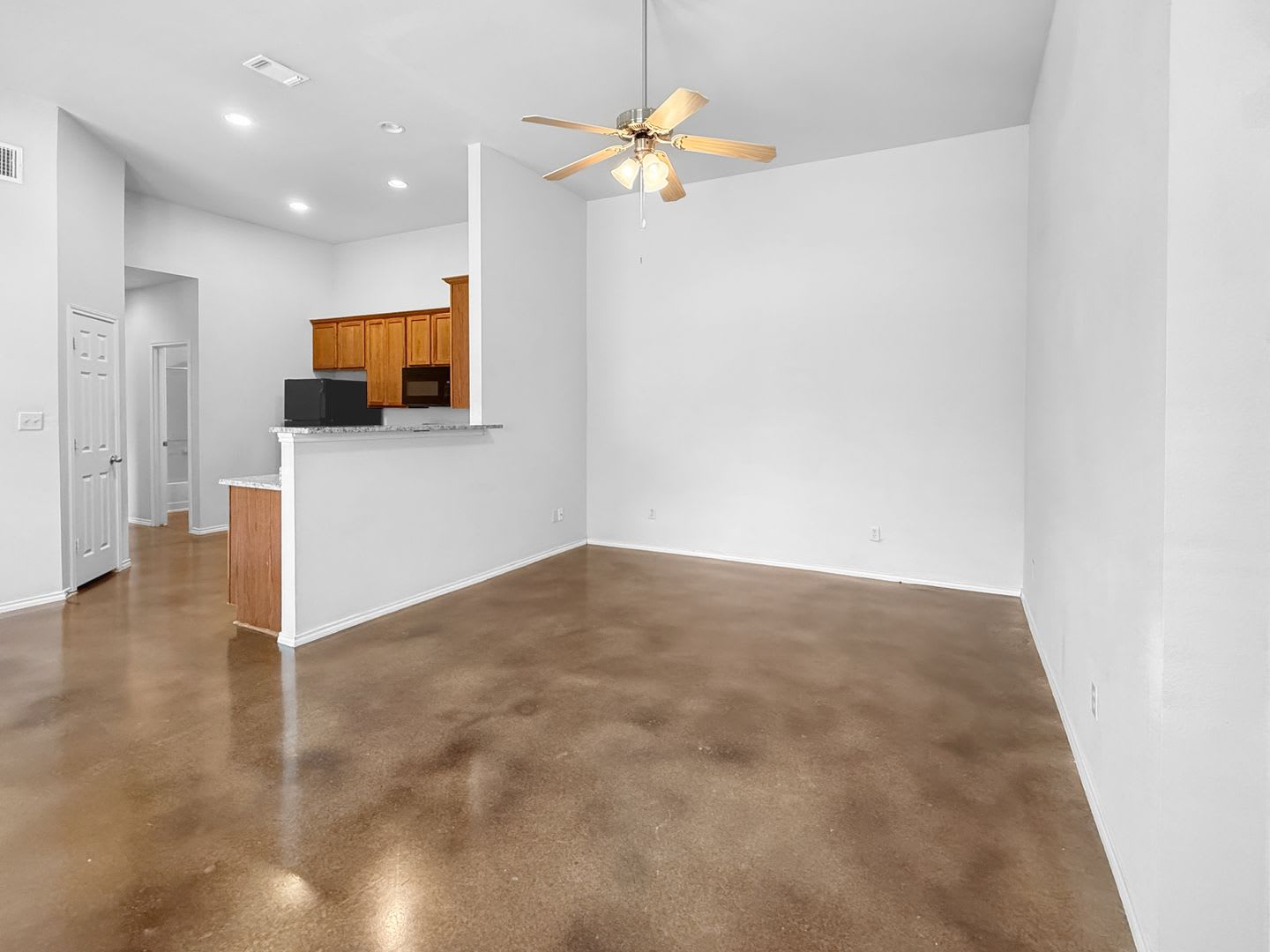 Mow &amp; Trim Included / Fridge Included / Fenced in Yard / Updated Landscaping / CISD – photo 4