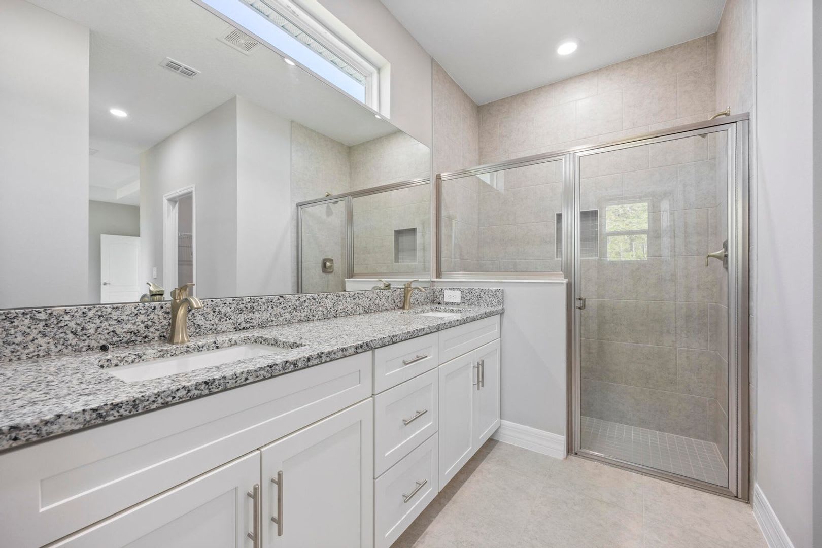 4-bedroom 3 Bathroom Rental w/ In-Law Suite – photo 4