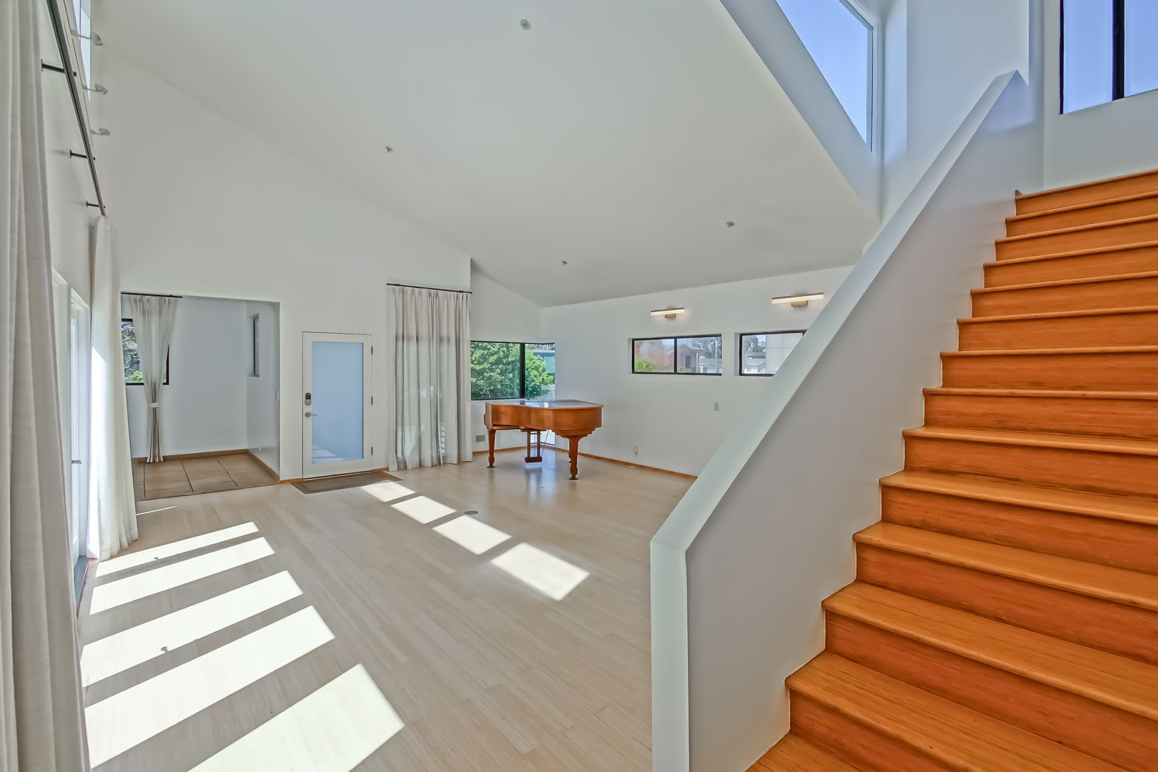 Modern Bright Top Floor 4Br3Ba House Like Apartment W Open Floor Plan 3 Decks For Indoor Outdoor Living 2 Car Garage Just Blocks To Abbot Kinney Park Mins To Canals Beach – photo 4