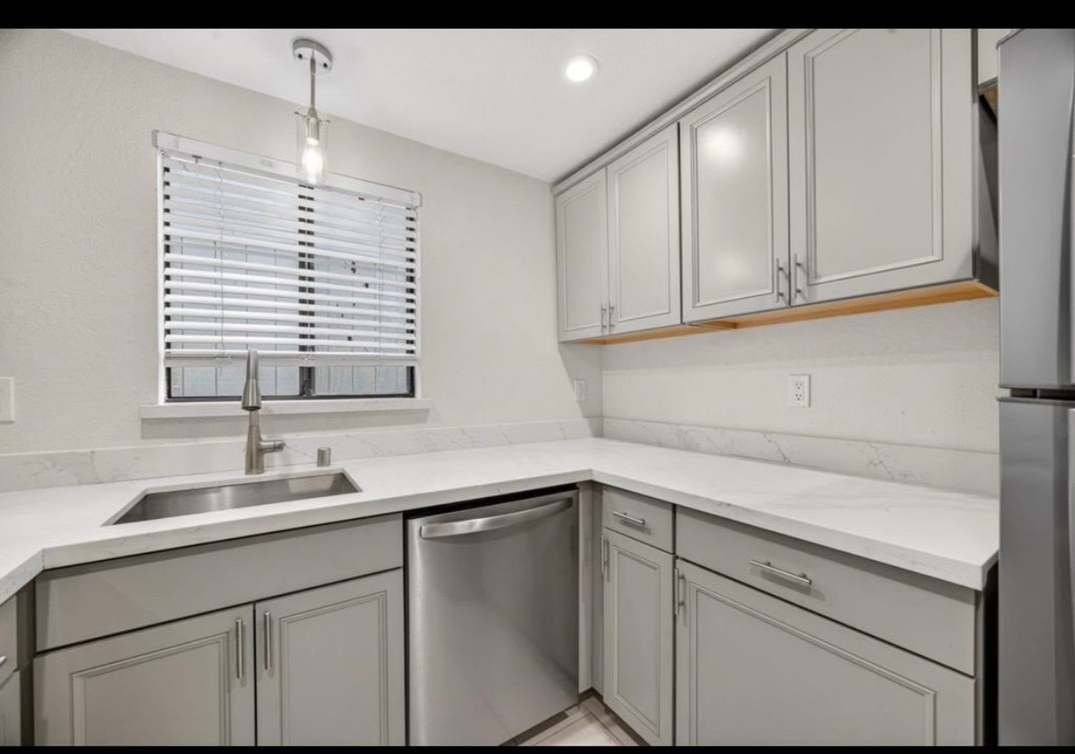 Stunning Upgraded 3-Bedroom Townhouse — 1,540 Sq. Ft. – photo 5