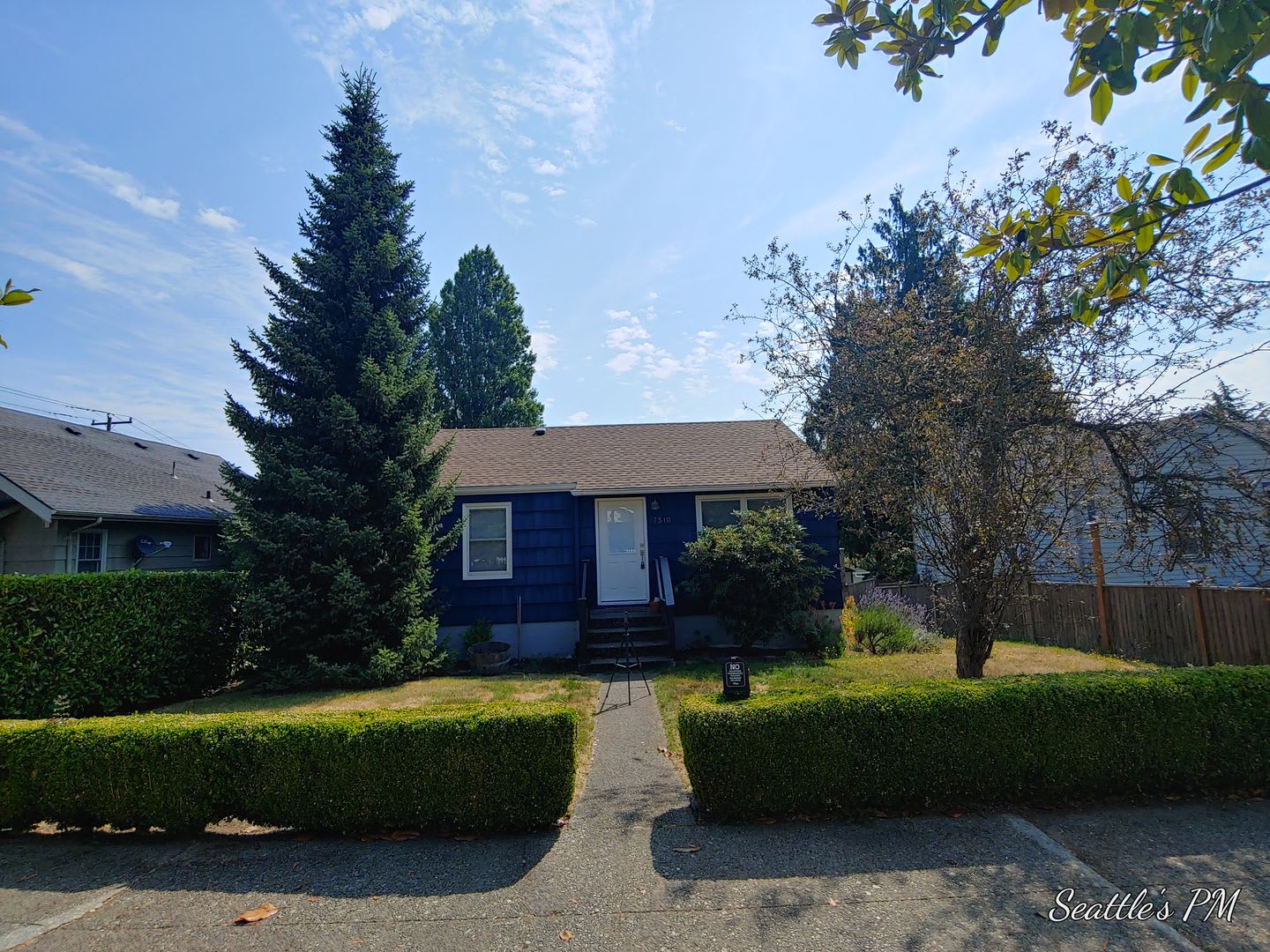 Charming 2 Bedroom Home In West Seattle Off Street Parking Large Outdoor Space – photo 1