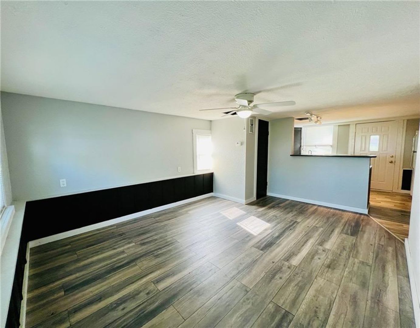 Adorable Bungalow 3 Bedroom 1 Bath Rental Home – photo 4