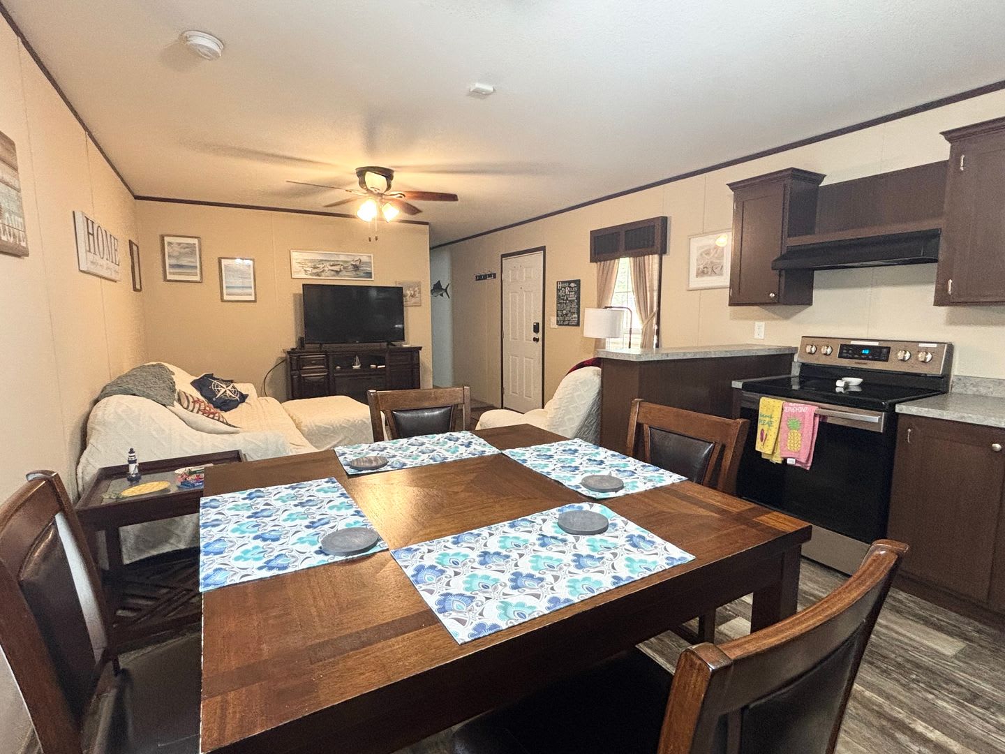 Beautifully Maintained and Updated Fully Furnished Manufactured Home For Rental! – photo 5