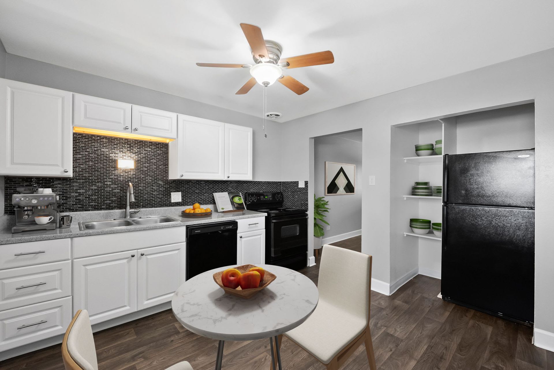 Beautiful Remodeled Apartments – photo 1